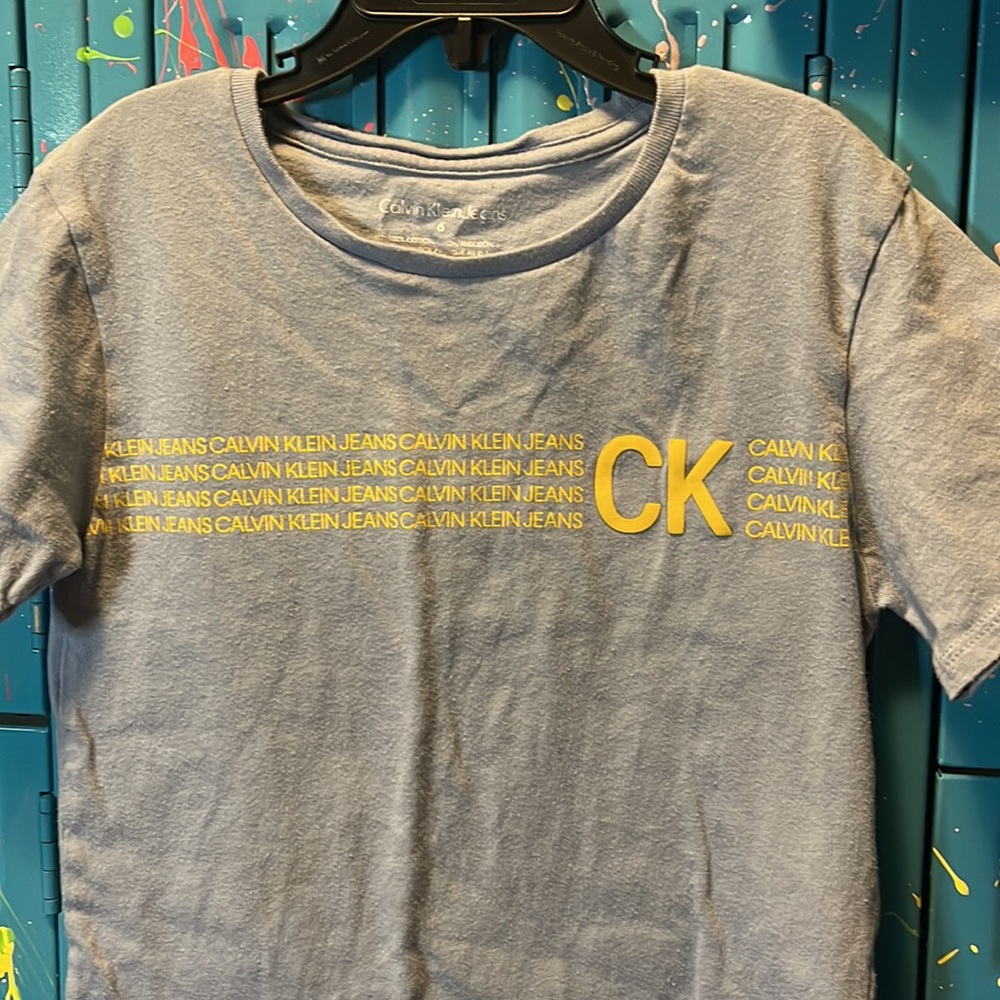 Calvin Klein. Kids size 6 Tee. Z222